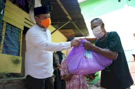Dapat Informasi di WA, Wagub Sulsel Kunjungi Kediaman Pria Pemanjat Pohon Kelapa