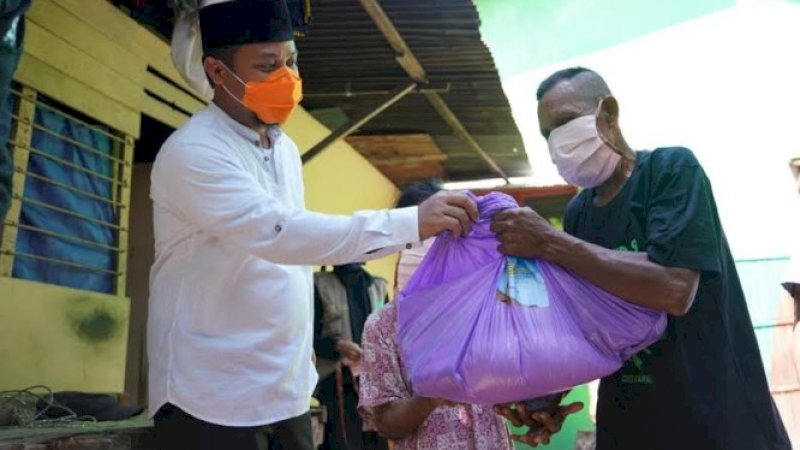 Wagub Sulsel, Andi Sudirman Sulaiman menyerahkan bantuan kepada Maleng Dg Limpo di Barombong.