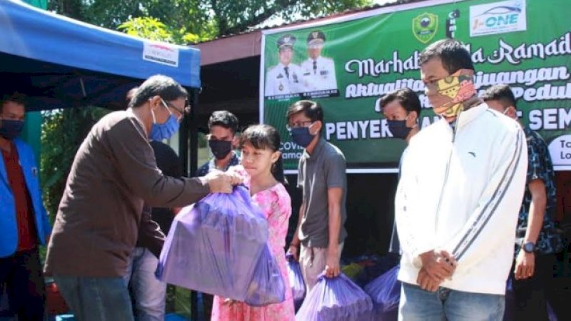 Wakil Bupati Barru, Nasruddin AM menyalurkan pembagian sembako ke sejumlah warga di halaman sekretariat Komite Nasional Pemuda Indonesia (KNPI), Jumat (1/5/2020).