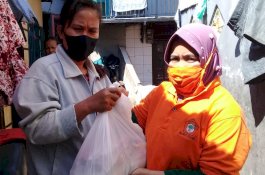 Kosgoro Sulsel Berbagi Paket Sembako ke Warga Terdampak Corona