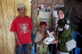 Bersama Formasita, Tamsil Linrung Salurkan 300 Paket Bahan Pokok di Takalar