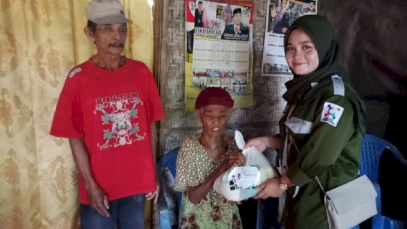 Forum Mahasiswa Bidikmisi Usulan Komisi VII DPR RI Tamsil Linrung (Formasita) bergerak salurkan 300 paket bahan pokok kepada masyarakat Kabupaten Takalar yang membutuhkan.