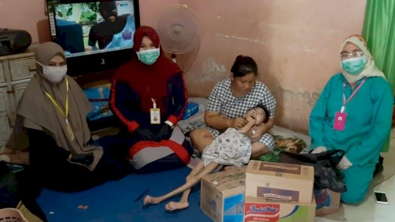 Dinas Kesehatan Kota Makassar dan Puskesmas Bulurokeng mengunjungi kediaman Ridayanti, Sabtu (2/5/2020).&nbsp;