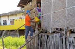 Door to Door, Bantuan Paket Sembako Wagub Sulsel Disalurkan di Wajo