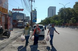 Reuni Batal karena Covid-19, Alumni SMA 1 Pitumpanua Angkatan 2001 Alihkan Dana Jadi Bansos