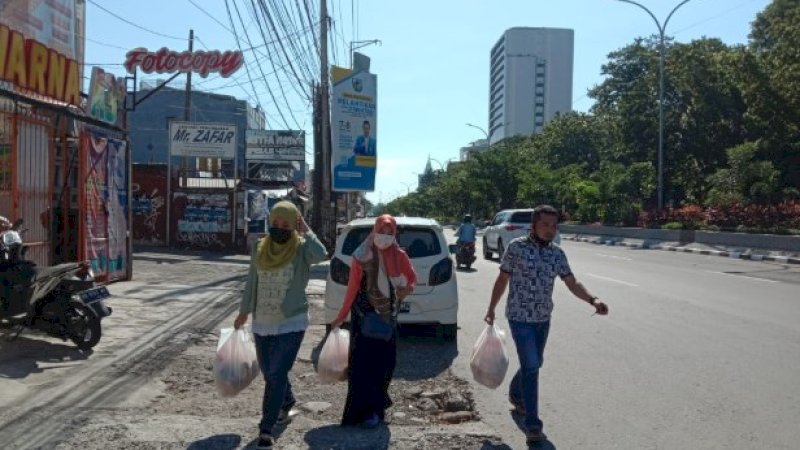 Di tengah pandemi Covid-19, aksi solidaritas diperlihatkan alumni SMA Negeri 1 Pitumpanua, Siwa yang kini berganti nama jadi SMA 6 Wajo.

