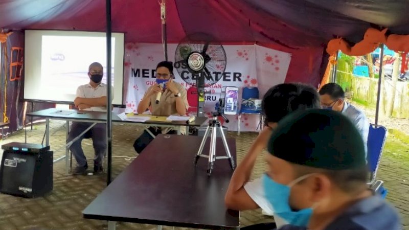 Bupati Barru, Suardi Saleh saat menggelar konferensi pers, Sabtu (2/5/2020).