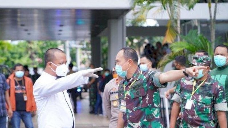 Wagub Sulsel, Andi Sudirman Sulaiman (kemeja putih)