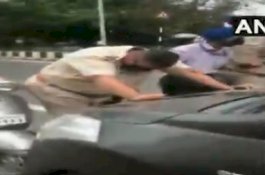 Mobilnya Ditahan, Pria Ini Seret Polisi hingga Beberapa Kilometer Sebelum Dapat Bogem Mentah