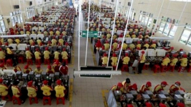 Suasana kerja di pabrik rokok PT HM Sampoerna Tbk