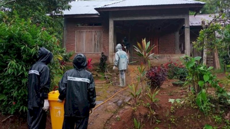 Tim Gugus Tugas Penanganan Covid-19 Kabupaten Sinjai melakukan penyemprotan disinfektan di kediaman pasien positif Covid-19.&nbsp;