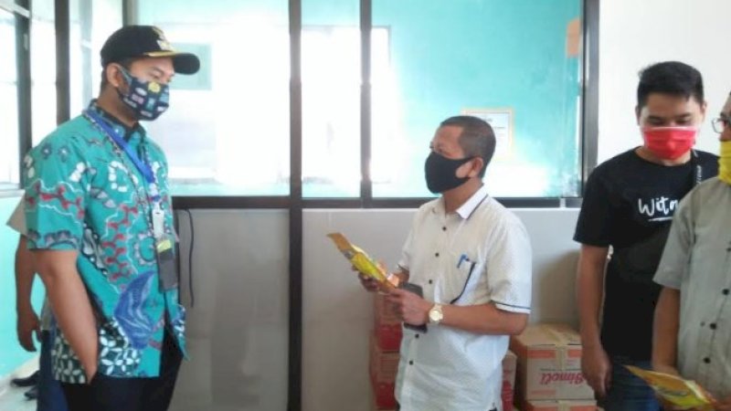 Bupati Sinjai, Andi Seto Asapa (ASA) melakukan kunjungan langsung ke sentra industri kecil menengah pengolahan hasil perikanan di Lingkungan Larea-rea, Kelurahan Lappa, Kecamatan Sinjai Utara, Minggu siang (3/5/2020).