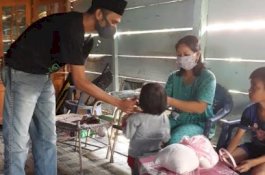 Wagub Sulsel Utus Relawan Bagikan Paket Bahan Pokok dan 1000 Masker di Soppeng