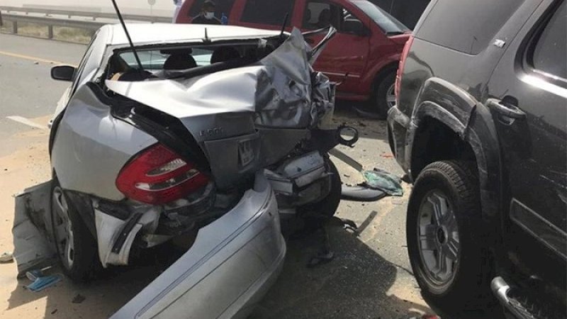Tiga belas mobil terlibat tabrakan beruntun, Minggu (3/5/2020). Diduga dipicu jalanan yang berdebu.

