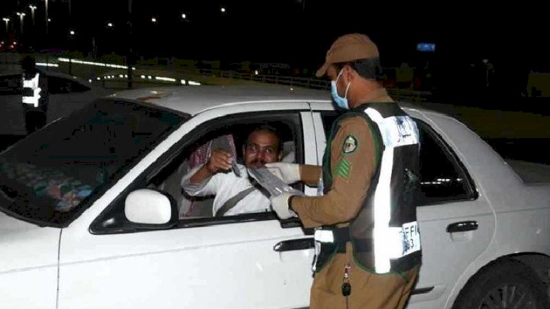 Polisi memeriksa pengendara yang beroperasi selama jam malam.