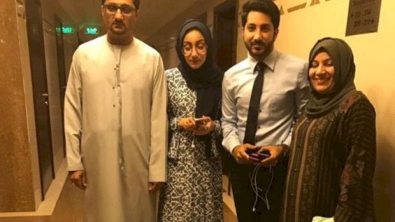 Inayat Ali Dhalla (kiri) bersama istri dan dua anaknya.