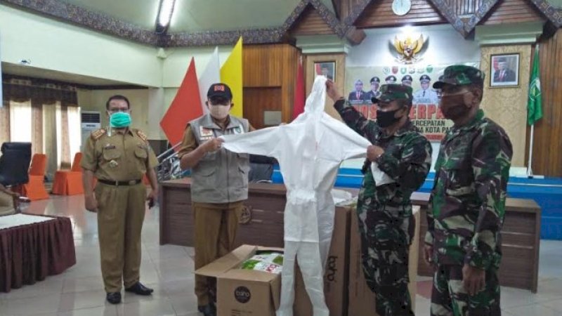 Tim Gugus Tugas Covid-19 Kota Parepare kembali menerima bantuan Alat Pelindung Diri (APD) berupa baju hazmat.