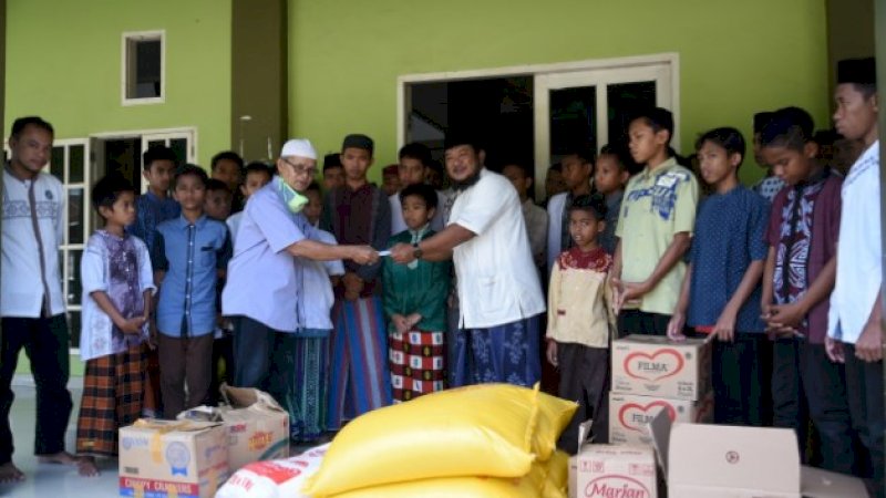Fakultas Farmasi Universitas Muslim Indonesia (UMI) melakukan bakti sosial Ramadan. Mereka mengunjungi dua panti asuhan di Makassar, Minggu (3/5/2020).
