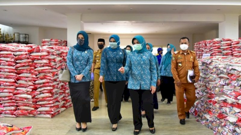 Ketua Tim Penggerak PKK Sulsel, Lies F Nurdin, menyerahkan masing-masing 600 paket bantuan pangan kepada Kabupaten Gowa, Sidrap, dan Maros, Senin (4/5/2020).&nbsp;
