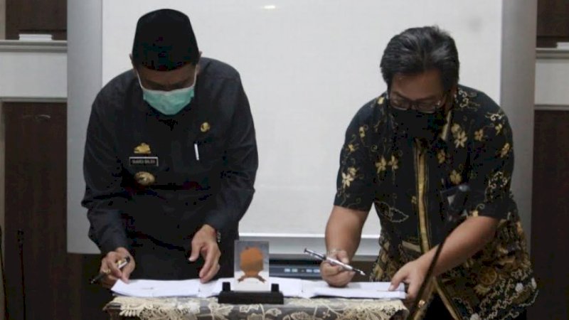 Bupati Barru Suardi Saleh (kiri) Kepala PT Asuransi Jasindo Cabang Makassar, Yoshika Lesmana.