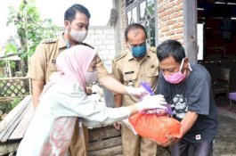 Dari Rumah ke Rumah, Andi Seto dan Andi Kartini Salurkan Bantuan Covid-19