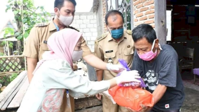 Bupati Sinjai, Andi Seto Asapa bersama istri menyerahkan bantuan di Desa Samataring, Senin (4/5/2020).