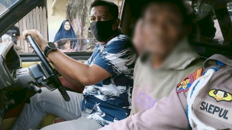 Pelaku penganiayaan saat diamankan polisi.