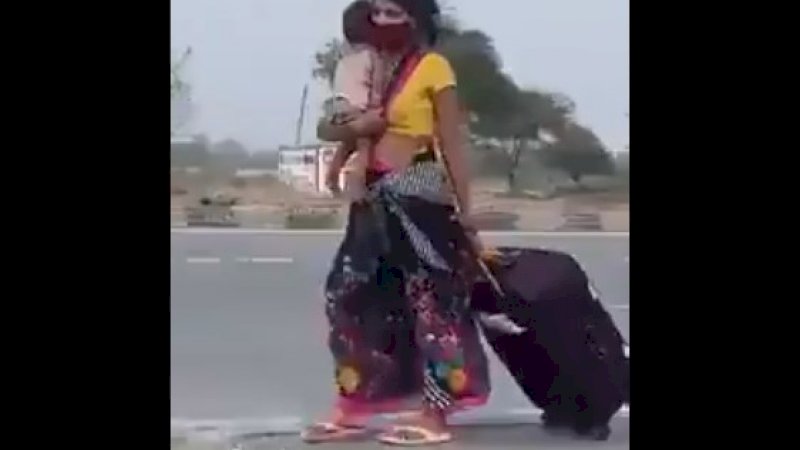 Perempuan India berjalan kaki 1.200 kilometer sambil menggendong anak dan menenteng koper.