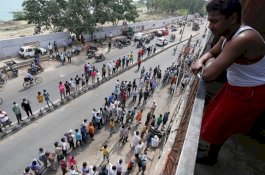 Pembatasan Dilonggarkan, 500-an Warga India Antre Beli Miras Sebelum Dibubarkan Polisi