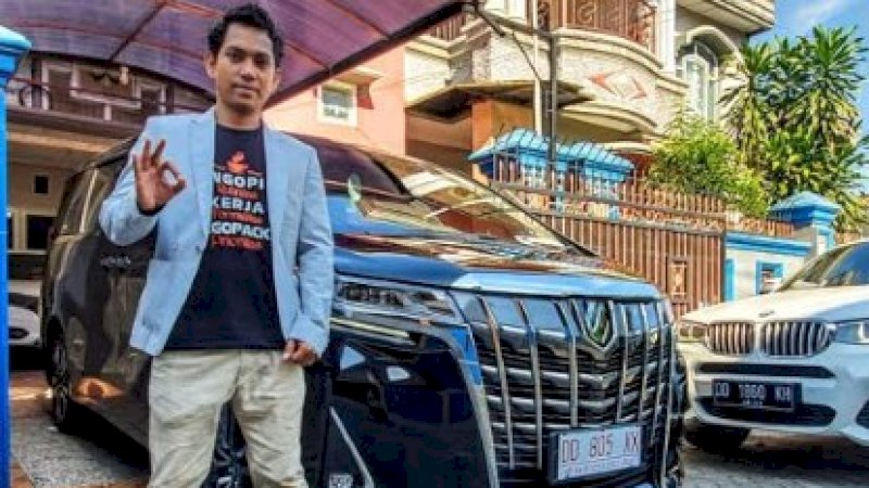 Hamzul dan mobil Alphard barunya.