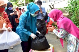 Tim Penggerak PKK dan Dharma Wanita Persatuan Provinsi Sulawesi Selatan Kompak Salurkan Bantuan