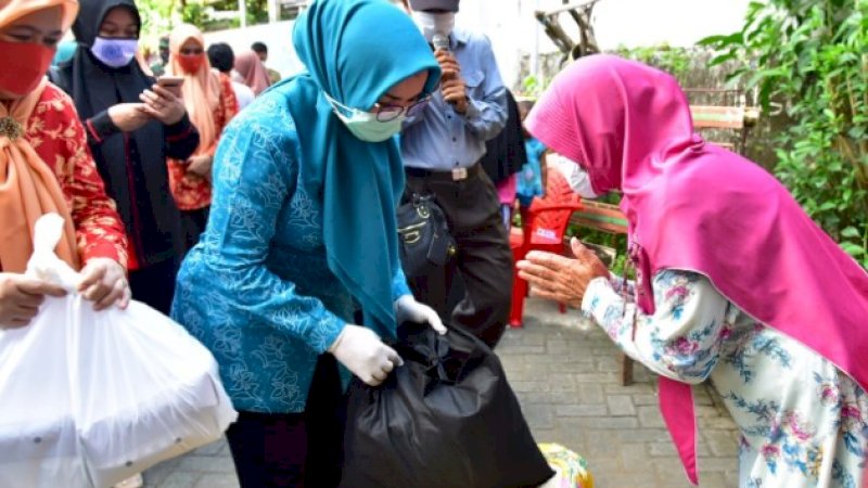 Tim Penggerak PKK (TP PKK) Provinsi Sulawesi Selatan bersama Dharma Wanita Persatuan (DWP) Provinsi Sulawesi Selatan kembali menyalurkan bantuan bagi masyarakat di kota Makassar.&nbsp;
