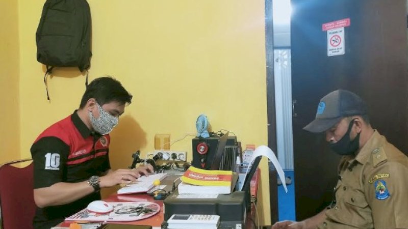 Darman Patta (kanan) saat melapor ke Polres Jeneponto.