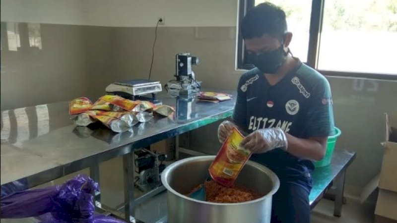 Salah seorang karyawan UMKM di Sinjai sedang mengemas abon.