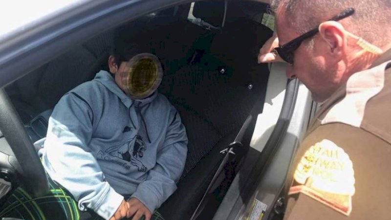 Polisi menghampiri sebuah mobil yang menepi mendadak. Saat kaca depan diturunkan, polisi lalu lintas itu kaget. Sopirnya ternyata berusia 5 tahun.