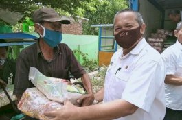 Terdampak Covid-19, Disnaker Jeneponto Salurkan Bantuan 320 Paket Sembako untuk Tukang Becak
