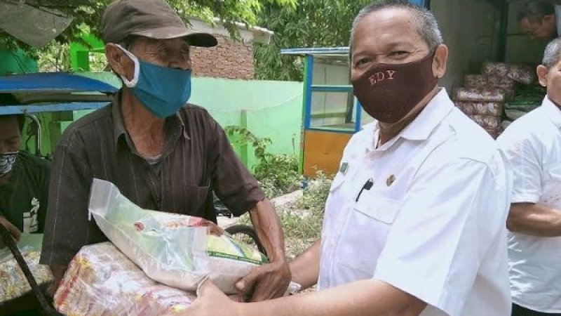 Dinas Tenaga Kerja dan Transmigrasi Kabupaten Jeneponto menyalurkan bantuan 260 paket sembako ditambah 60 paket lagi dari Alfamidi.