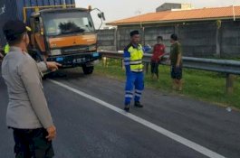 Ketika Wakapolda Sulsel Tolong Warga yang Kecelakaan di Tol