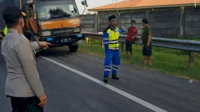 Brigjen Pol Halim Pagarra sibuk mengatur arus lalu lintas dan mengurus penanganan korban.