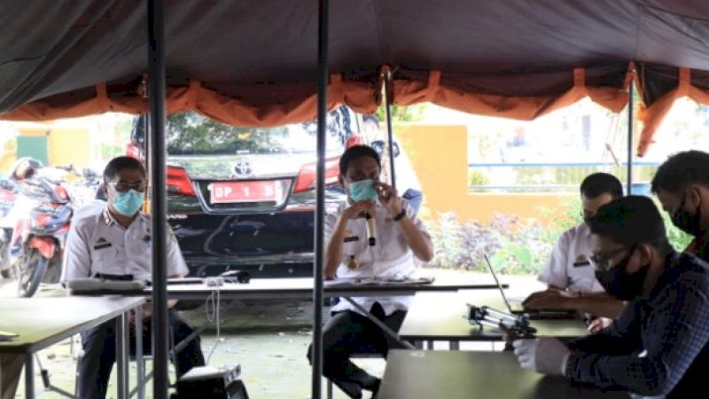 Bupati Barru, Suardi Saleh saat menggelar konferensi pers.