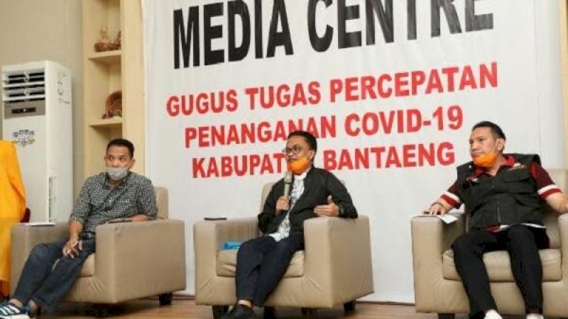 
Ketua Satgas Covid-19 Kabupaten Bantaeng, Ilham Azikin (tengah).