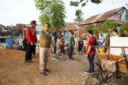 Keluar Masuk Lorong Bagi Sembako, Wagub Sulsel: Bantuan Ini dari Uang Rakyat, Kami Hanya Menyalurkan