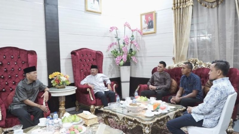 Danrem 141 Todopuli,  Brigjen Djasar Djamil berbuka puasa di rumah jabatan bupati Jeneponto.
