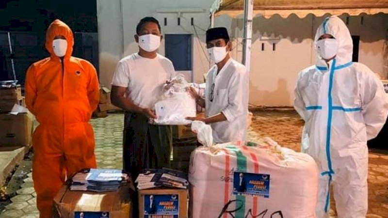 Ketua DPW NasDem Sulsel, Rusdi Masse menyerahkan bantuan kepada perwakilan NasDem lima daerah di Sulsel.