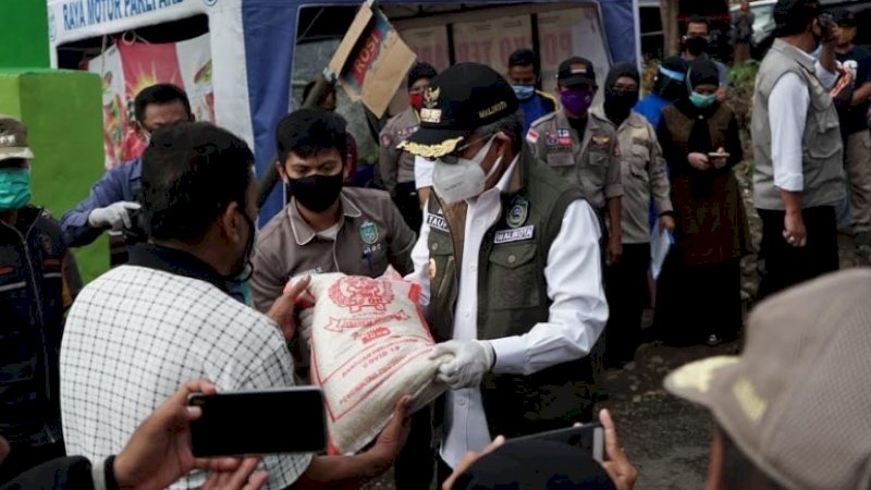 Wali Kota Parepare, Taufan Pawe menyerahkan bantuan sembako untuk warga yang terdampak Covid-19.