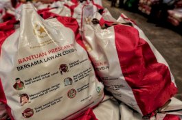 Bansos dari Pusat Tak Kunjung Sampai, Tas Bertuliskan 