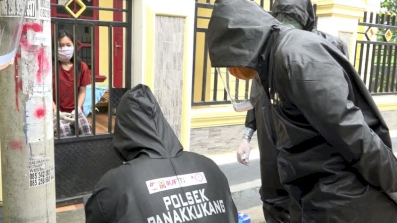 Petugas dari Polsek Panakkukang datang ke lokasi dengan menggunakan Alat Pelindung Diri (APD) lengkap untuk mengambil keterangan korban.&nbsp;