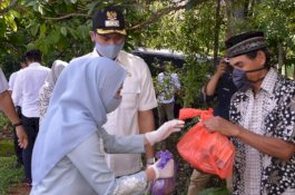 Bahagianya Pengurus Masjid di Kampala Sinjai Timur, Bupati Bawakan Sembako Langsung ke Rumah