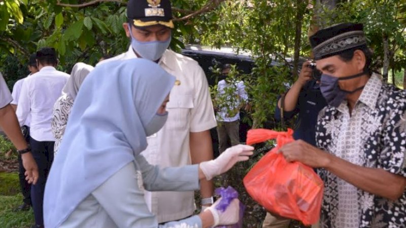 Bupati Sinjai, Andi Seto Asapa (ASA). Didampingi Ketua TP PKK Sinjai Hj Andi Nurhilda Daramata Seto menyerahkan sembako langsung ke rumah warga.