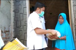 Sasar Pedagang dan Pengurus Masjid, Kadis Kominfo Sinjai Salurkan Bantuan Covid ke Desa Salohe